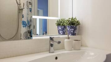 Doccia, asciugacapelli, bidet, asciugamani