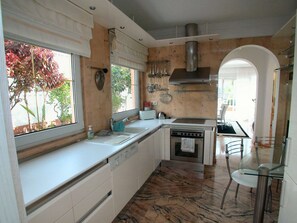 Kühlschrank, Mikrowelle, Ofen, Geschirrspüler