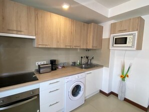 Fridge, microwave, oven, dishwasher - Schöne helle und gemütliche Stadtwohnung in SC by Interhome (Santa Cruz)