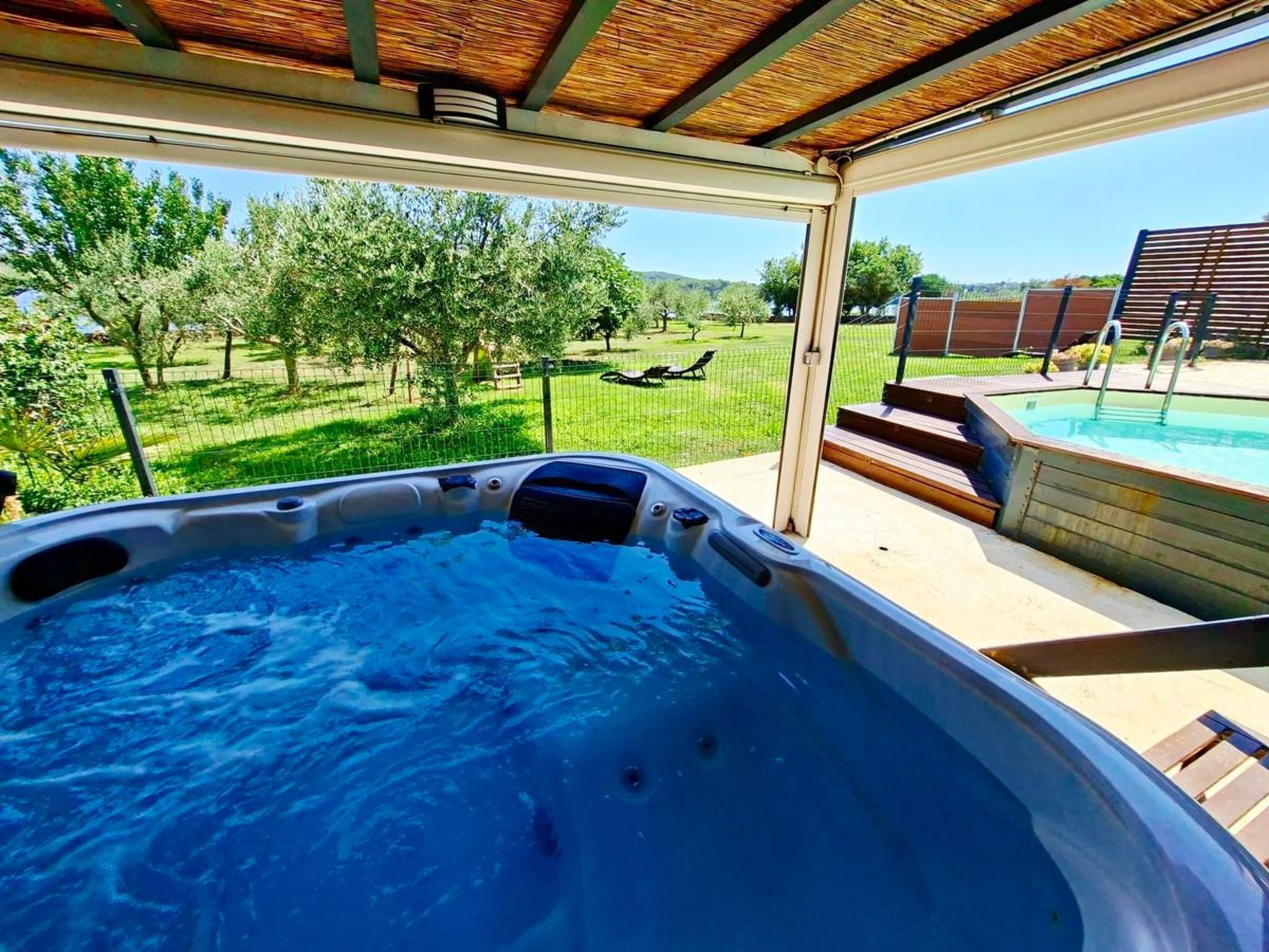 Tina de hidromasaje al aire libre