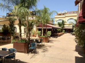 Outdoor dining - Villa "Los Arcos" mit privatem Garten und Terrasse by Interhome (Lepe)
