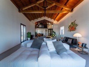 TV - Luxuriöse Flucht mit Meerblick by Interhome (Terrasini)