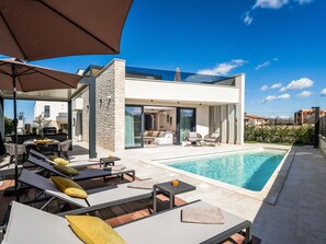 Outdoor dining - Luxuriöse Villa mit Pool und Whirlpool in Porec by Interhome (Dracevac)