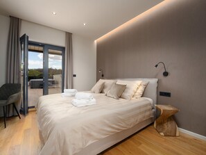 Internet - Luxuriöse Villa mit Pool und Whirlpool in Porec by Interhome (Dracevac)