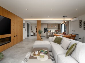 Fireplace - Luxuriöse Villa mit Pool und Whirlpool in Porec by Interhome (Dracevac)