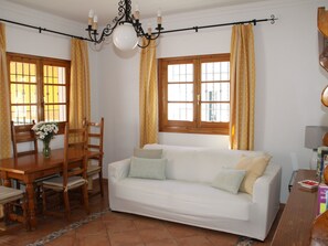 TV - Touristenwohnung "Apartment" mit Terrasse by Interhome (Chipiona)