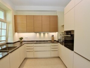 Refrigerador, horno, lavavajillas, utensilios de cocina