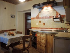 Kylskåp, mikrovågsugn och grytor/köksredskap