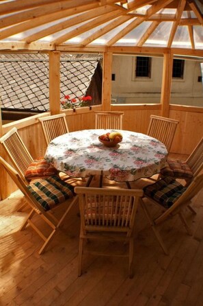 Outdoor dining - Wohnung im Erdgeschoss - sechs Personen und eine Terrasse by Interhome (Bohinsjka Bela)