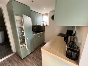 Jääkaappi, uuni, keittoastiat/astiat/ruokailuvälineet