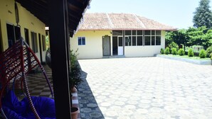 A building with a tiled roof and a paved courtyard. - Misty Green (Chikkamagaluru)