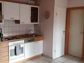 Kühlschrank, Ofen, Geschirrspüler, Kochgeschirr/Geschirr/Besteck