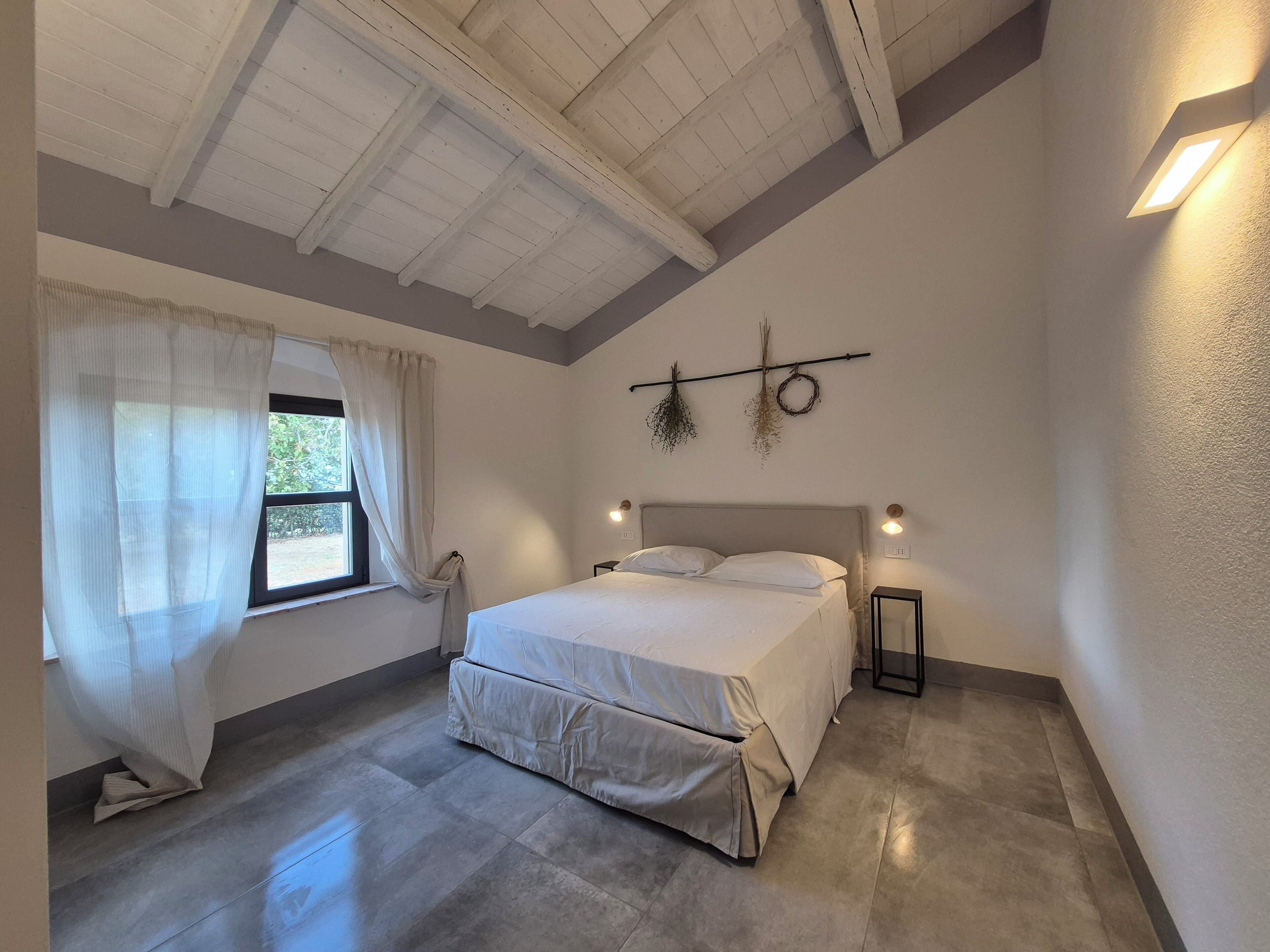 Tabla de planchar con plancha, internet y ropa de cama 