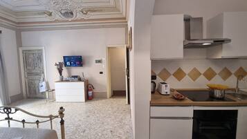 Kühlschrank, Ofen, Kochgeschirr/Geschirr/Besteck