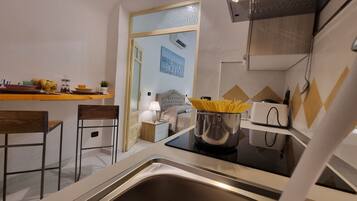 Kühlschrank, Ofen, Kochgeschirr/Geschirr/Besteck