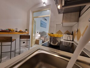 Kühlschrank, Ofen, Kochgeschirr/Geschirr/Besteck