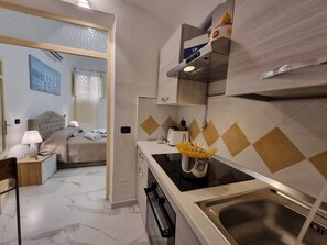 Kühlschrank, Ofen, Kochgeschirr/Geschirr/Besteck