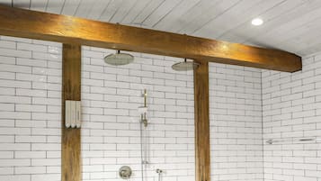 Dusche, Haartrockner, Handtücher, Shampoo