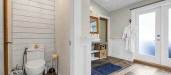The Stag House : HotTub, Outdoor Theatre, Arcade Games, Big Backyard & Sleeps 18