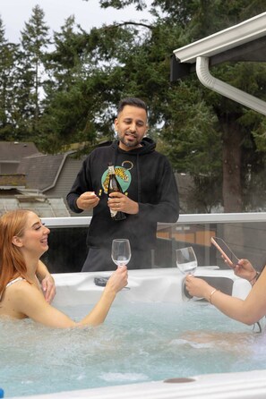 Banyera d'hidromassatge a l'aire lliure