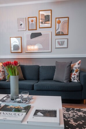 TV - Große Ferienwohnung in Kissingenviertel by Interhome (Berlin)
