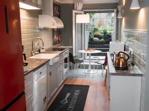 Fridge, microwave, oven, dishwasher - Große Ferienwohnung in Kissingenviertel by Interhome (Berlin)