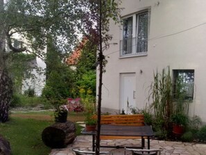Outdoor dining - Moderne Maisonette-Wohnung mit Terrasse by Interhome (Berlin)