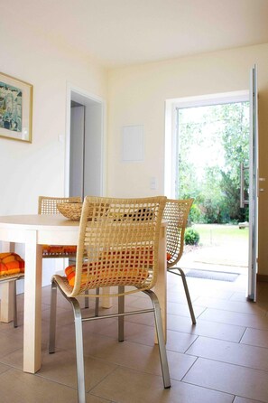 Dining - Moderne Maisonette-Wohnung mit Terrasse by Interhome (Berlin)