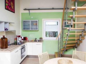 Fridge, microwave, oven, cookware/dishes/utensils - Moderne Maisonette-Wohnung mit Terrasse by Interhome (Berlin)