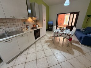 Fridge, microwave, oven, cookware/dishes/utensils - Nuovo Basile von Holiday World by Interhome (Palermo)