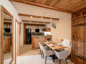 Dining - Luxuriöse Ferienwohnung mit Terrasse by Interhome (Brixen im Thale)