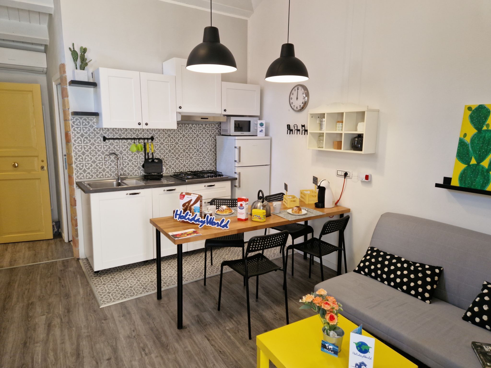 Refrigerador, microondas, horno y utensilios de cocina 