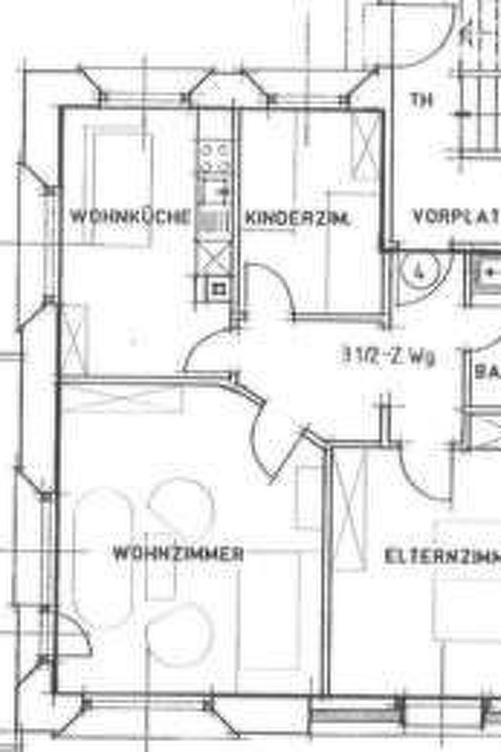 En plantegning med navngivne rum, herunder 'Wohnzimmer' (stue), 'Kinderzimmer' (børneværelse) og 'Elternzimmer' (forældres værelse).