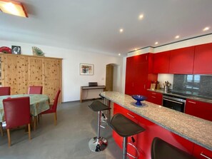 Fridge, oven, dishwasher, cookware/dishes/utensils - Chesa Robinson 4 by Interhome (Samedan)