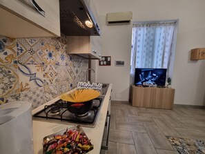 Refrigerador, microondas, horno y utensilios de cocina 