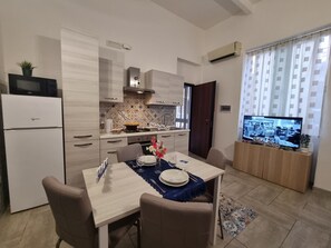 Refrigerador, microondas, horno y utensilios de cocina 