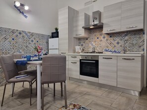 Refrigerador, microondas, horno y utensilios de cocina 