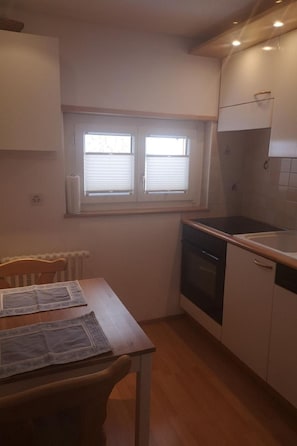 Fridge, oven, dishwasher, cookware/dishes/utensils