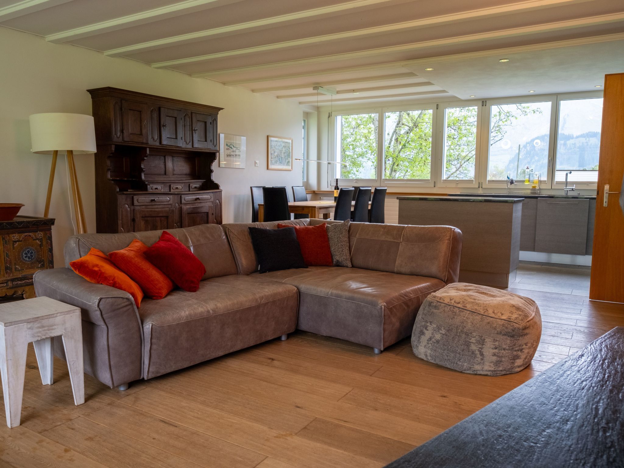 Télévision, cheminée, lecteur de DVD