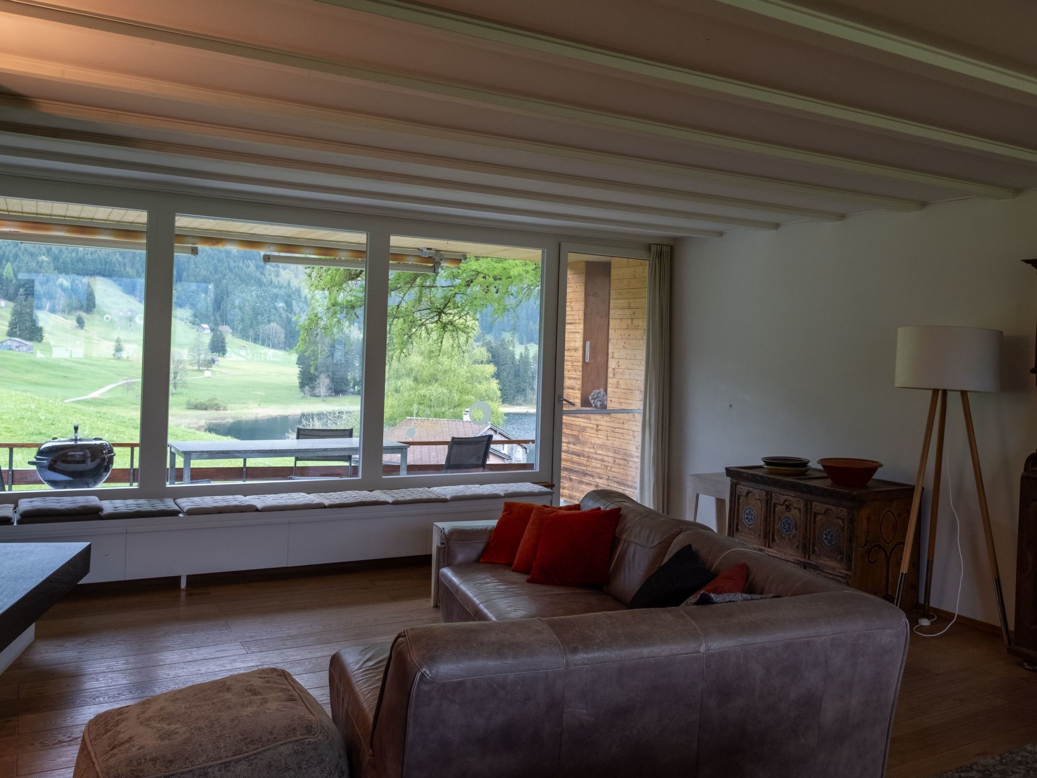 Télévision, cheminée, lecteur de DVD