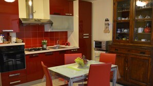 Refrigerador, microondas, horno, utensilios de cocina