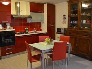 Fridge, microwave, oven, cookware/dishes/utensils - Wohnung mit Balkon by Interhome (Palermo)