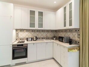 Jääkaappi, mikroaaltouuni, uuni, astianpesukone