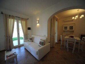 Living area - 'Villa West' mit Balkon by Interhome (Castiadas)