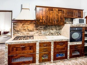 Kühlschrank, Mikrowelle, Ofen, Kochgeschirr/Geschirr/Besteck