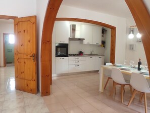 Refrigerador, horno y utensilios de cocina 