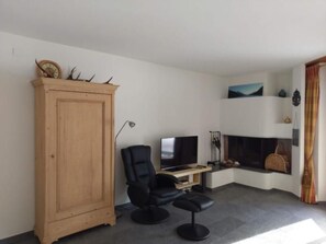 Televisión y chimenea 