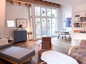 TV, caminetto, lettore DVD