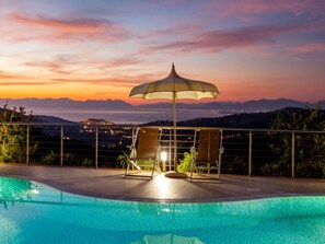 Pool - Chalet 'Panorama' mit Infinity-Pool by Interhome (Giungano)