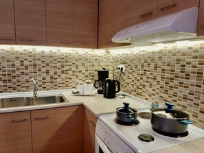 Fridge, oven, cookware/dishes/utensils - für 3 Personen ca. 58 m² in Rhodos-Stadt, Ägäis (Rhodos) by Interhome (Faliraki)